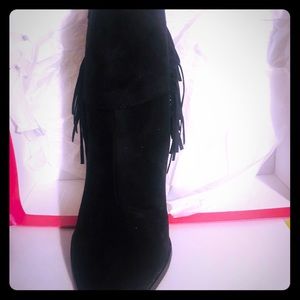BLACK BOOTS WITH FRINGES